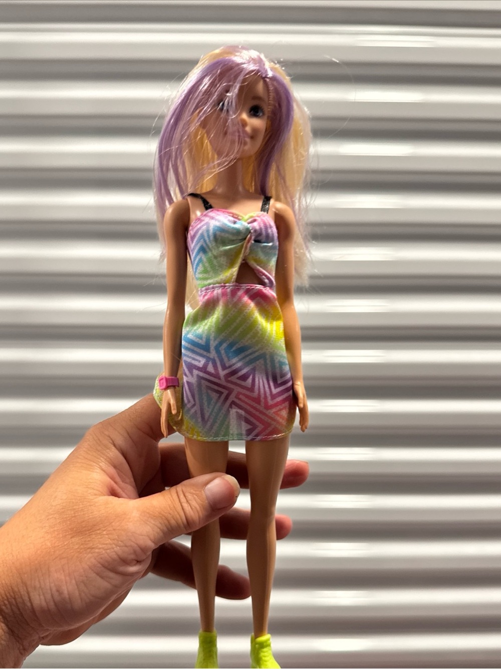 2015 Barbie fashionista’s doll blonde hair, purple streaks, Mattel HBV 22